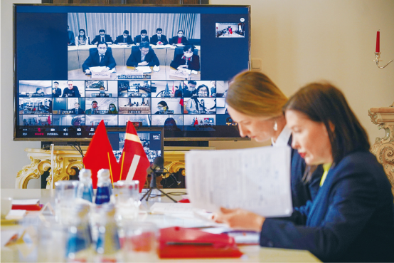 2020年3月13日，中国同中东欧17国举行新冠肺炎疫情防控专家视频会议，分享和交流疫情防控经验及信息。这是中国秉承人类命运共同体理念，为全球公共卫生安全事业作贡献的重要举措。图为在拉脱维亚首都里加，拉脱维亚卫生专家在中国驻拉使馆参加视频会议。新华社发 亚尼斯/摄