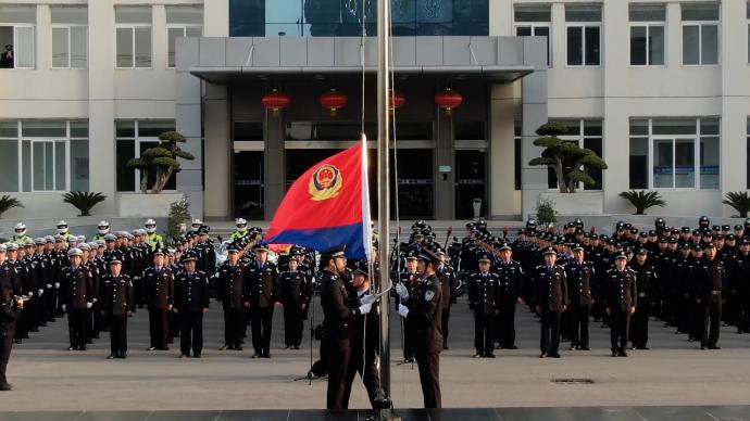 警察节刚升完旗，荆门京山200名民警继续上街巡防