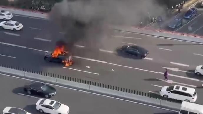 上海一疑似新能源汽车在高架自燃，扑救及时无人伤亡