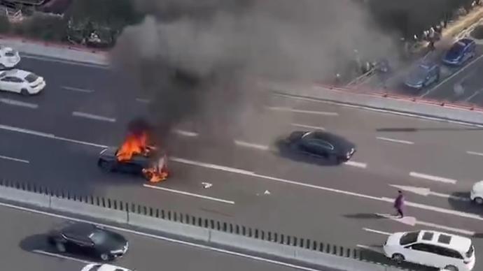 上海一疑似新能源汽车在高架自燃，扑救及时无人伤亡