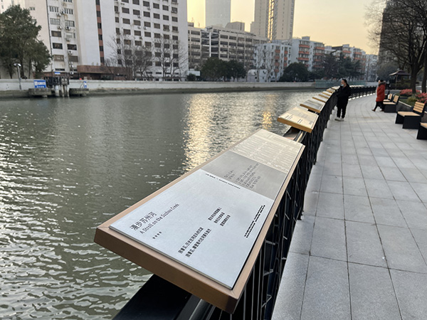 获奖诗歌作品镌刻于滨水栏杆上&nbsp;&nbsp;澎湃新闻资深记者 陈伊萍