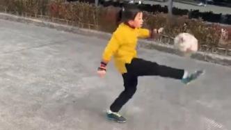 6岁女孩踢足球动作娴熟，晃倒哥哥秒破门