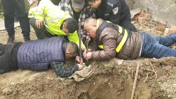 安徽阜阳一幼童坠井，救援队40分钟救出