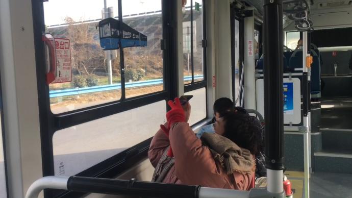 车窗画满不同车型,郑州这辆公交车仿佛行走的"博物馆"