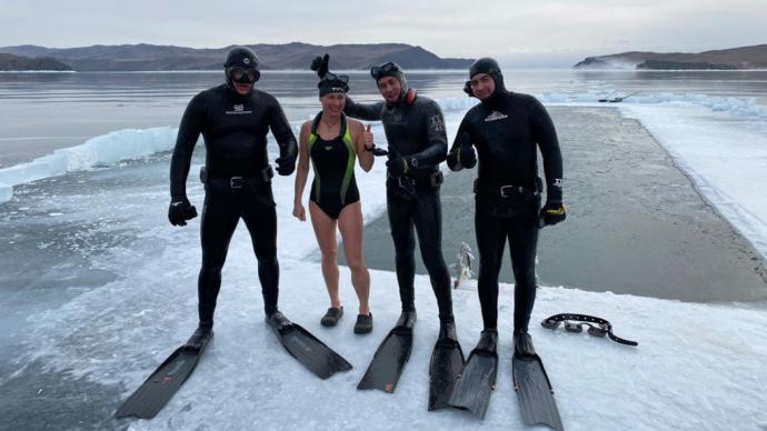 -22℃冰下潜泳85米，40岁的她创造世界纪录