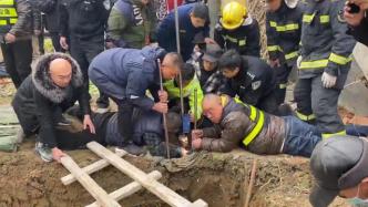 阜阳一4岁男童坠入20米水井，救援人员用挖掘机、铲车救人