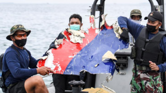 外媒：印尼海军成功回收失事客机黑匣子