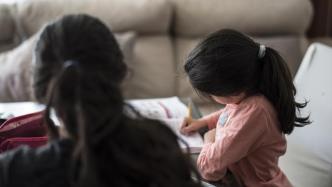 新华社评家庭教育法草案将提审：帮助孩子扣好人生第一粒扣子