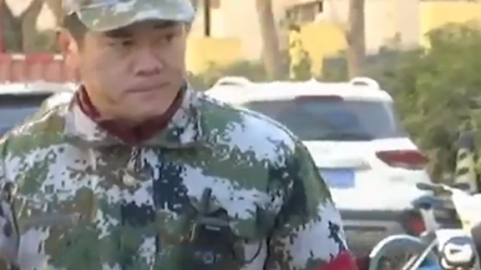 男子因情感糾紛持刀傷人,城管徒手奪刀