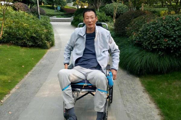 郑亮胸部以下已经瘫痪。