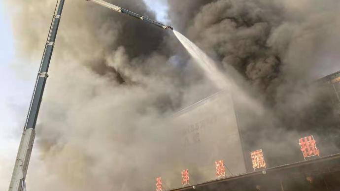 山东济南一批发市场发生火灾，有人员被困