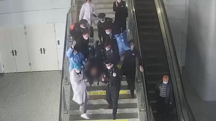 旅客動車上突發心梗暈倒,鐵路民警和醫護持續施救