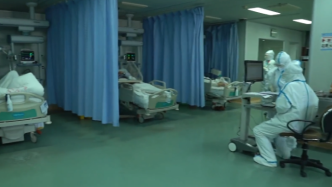 视频｜探访河北一医院新冠重症监护室，医护为患者拍背擦痰
