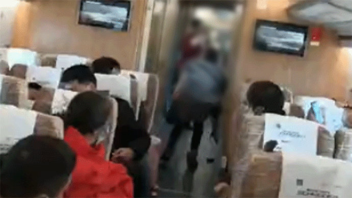 女子高铁上不戴口罩大闹车厢打哭乘务员，被民警带下车