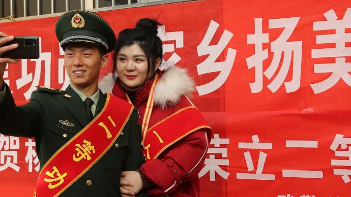 武警丈夫將二等軍功章送妻子:榮譽有她的一半