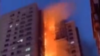 大连一高层住宅大火连烧20余层 ：从一楼烧到了楼顶
