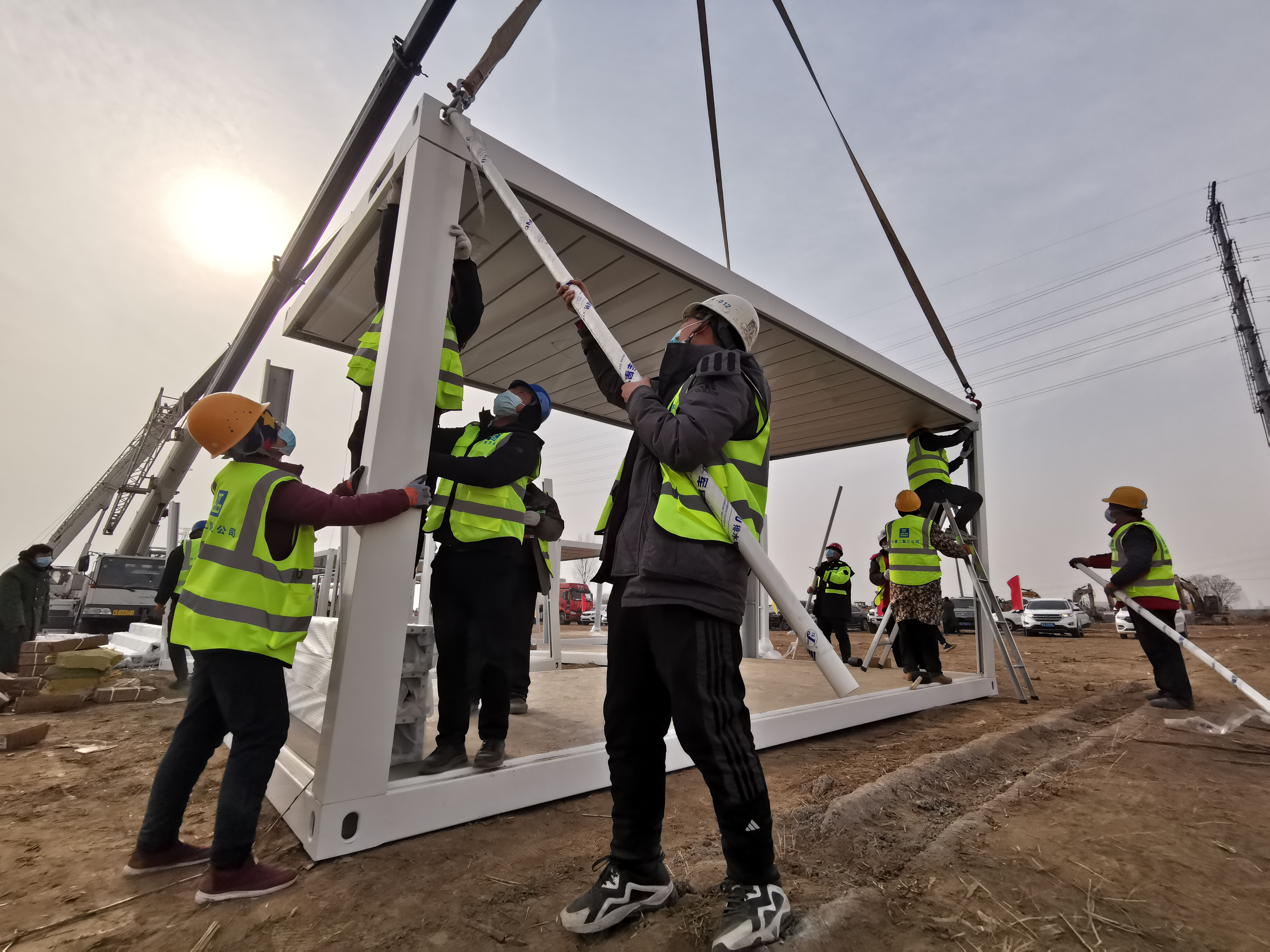 1月15日,记者兵分多路,探访正定隔离点建设现场,走进城市生活保障一线