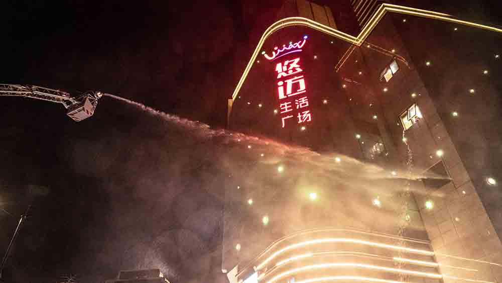 2021年1月14日深夜,上海杨浦区五角场悠迈生活广场,杨浦消防开展大型