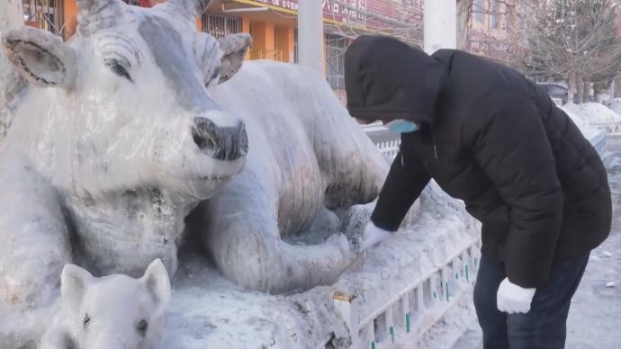 雪雕艺术家？新疆退休大叔堆“雪牛”创作走红