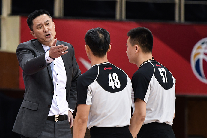 纵观cba│抗议换来驱逐杜锋们解不开裁判争议的难题