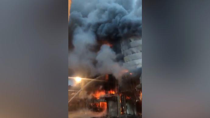 济南临街建筑突发大火多间门店被烧，181名消防到场处置