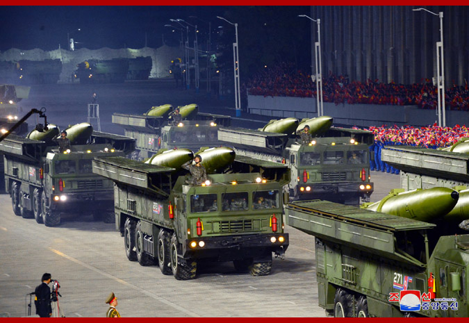 朝鲜去年10月展示的近程弹道导弹采用4轴发射车。