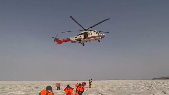 大连一海滨浴场浮冰断裂离岸，59名游客被困冰面