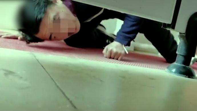 九江一男子趴女厕偷窥被录像，警方对其行政处罚