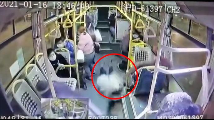 上海一公交车急刹致女乘客甩出两米死亡，年仅38岁