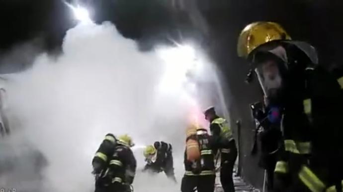 货车隧道内自燃起火，消防民警联手扑救