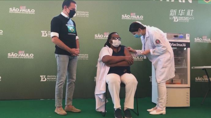 巴西批準(zhǔn)中國科興新冠疫苗緊急使用，一女護(hù)士率先接種