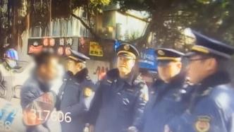 柳州一中年男子占道经营卖皮带，城管上前执法遭殴打