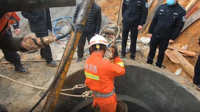 贵州遵义一工地桥桩发生坍塌，两名工人被困22米深井