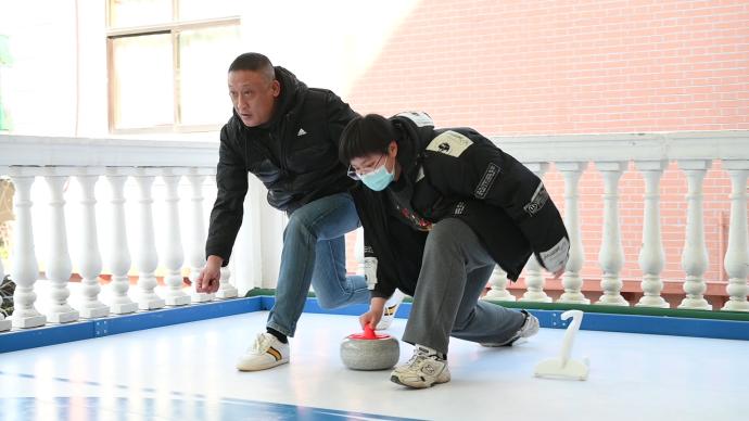上海首个校园陆地冰壶运动场落成
