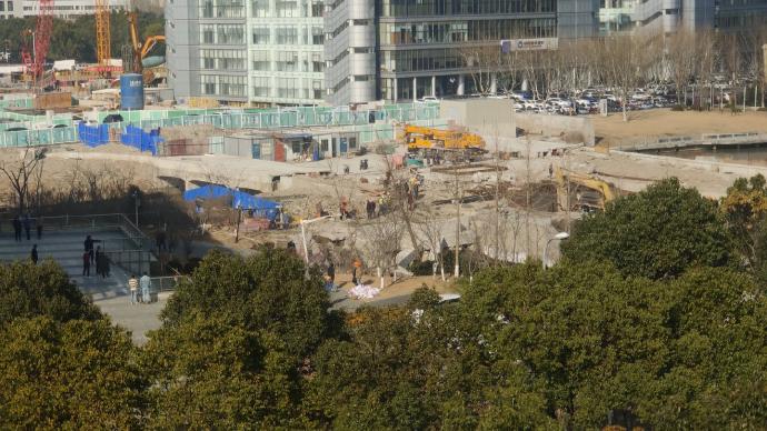 上海15号线紫竹高新区站在建9号口发生局部塌陷，无人受伤