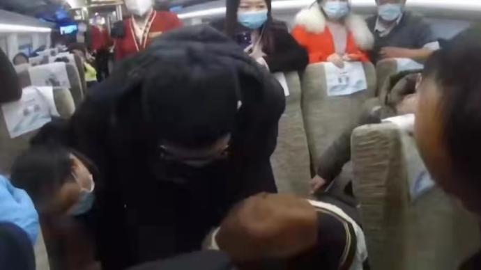 嬰兒在列車上被食物卡喉,4名北大學(xué)生聯(lián)合施救