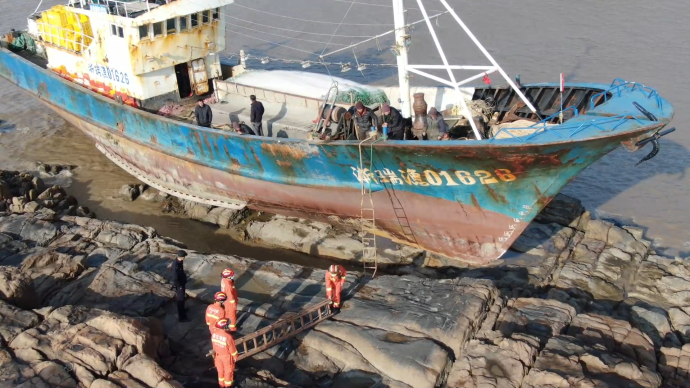 渔船搁浅十名船员被困，消防携6米拉梯救人