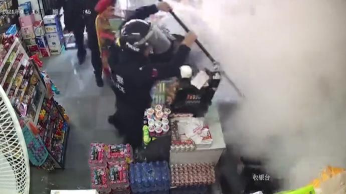 便利店内发生纠纷，警察持钢叉盾牌冲入控制
