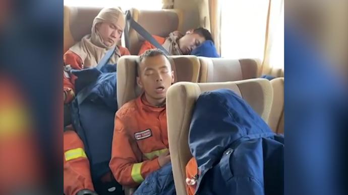 福建140名消防员10小时扑灭山火，返程车上睡着