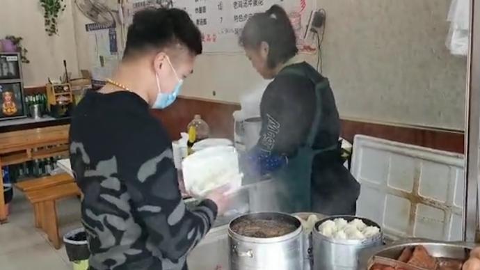 栖霞爆炸附近早餐店老板联合志愿者为救援人员送腊八粥