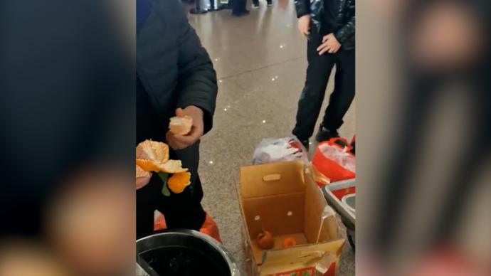 50元买箱柑橘托运费要300元，四名男子机场半个小时吃掉