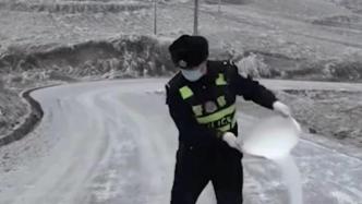 云南：雨雪天路面冰冻，民警上路抗冰保障交通