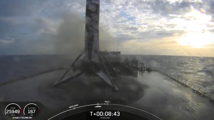SpaceX首枚“八手”火箭成功回收