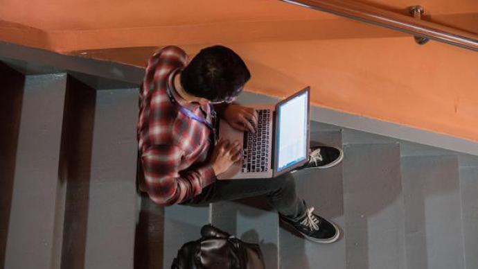 互联网“大厂”里的熬夜人