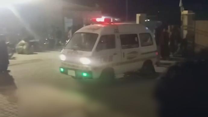 巴基斯坦一客车冲出公路翻车，已致8人死亡