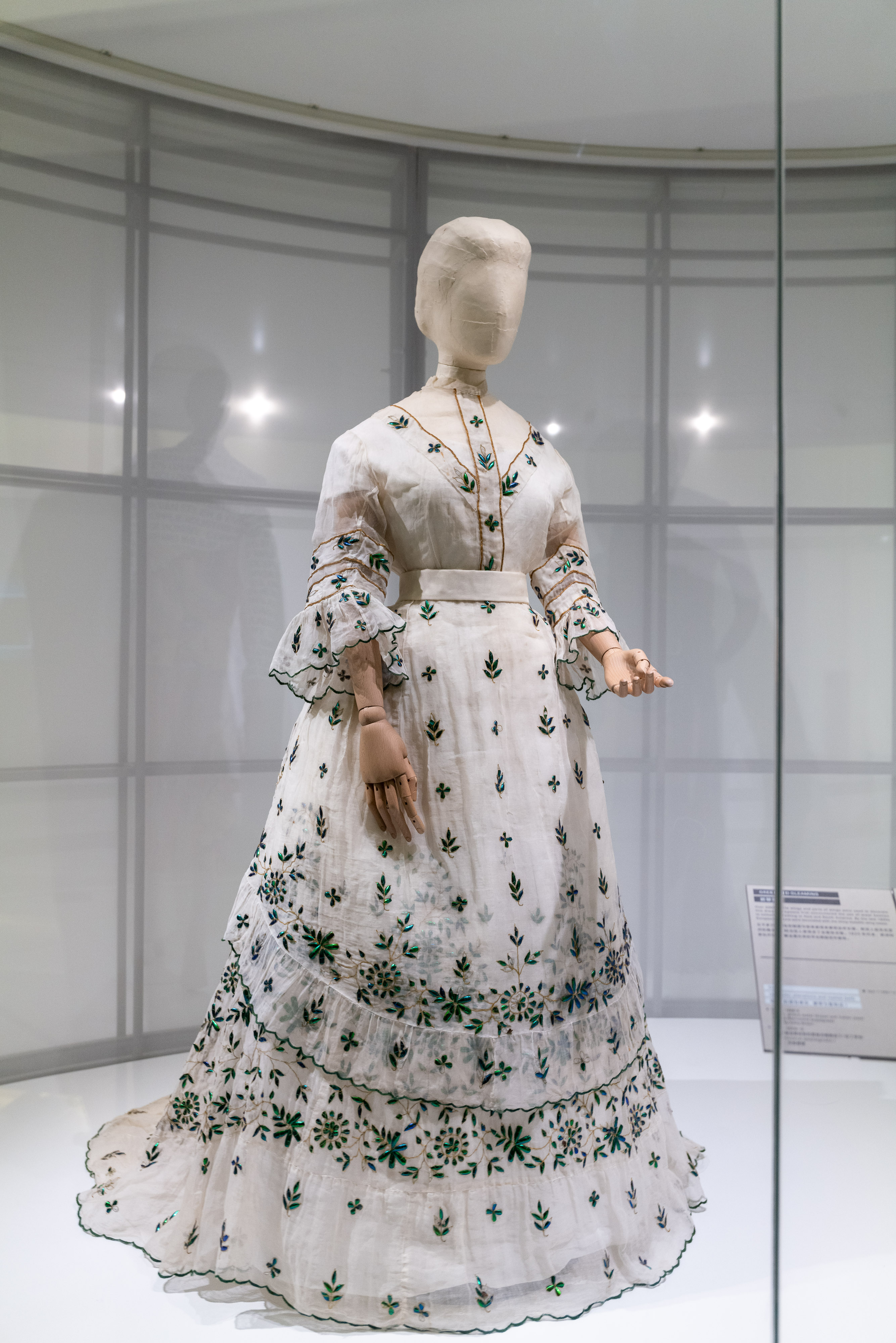 裙装(后期有修改,腰带为复制品),英国,1868-9,棉、镀金金属丝和印度绿点椭圆吉丁(拉丁学名:Sternocera aeqisignata),凯西·布朗惠赠©设计互联与英国V&A博物馆,摄影:Leo Zhang