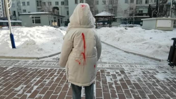 哈尔滨一男子尾随女孩并往衣服上泼红油漆，已被抓获