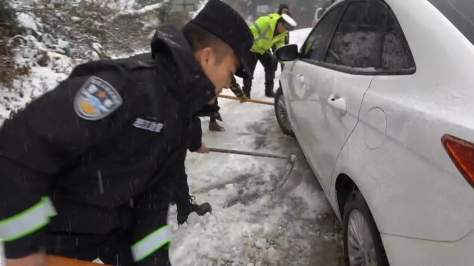 怒江风雪丫口积雪深10厘米，民警除冰护送97名学生回家