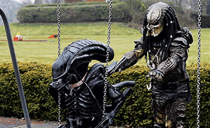 美漫志｜铁血战士打过施瓦辛格，打过异形，也打过蝙蝠侠