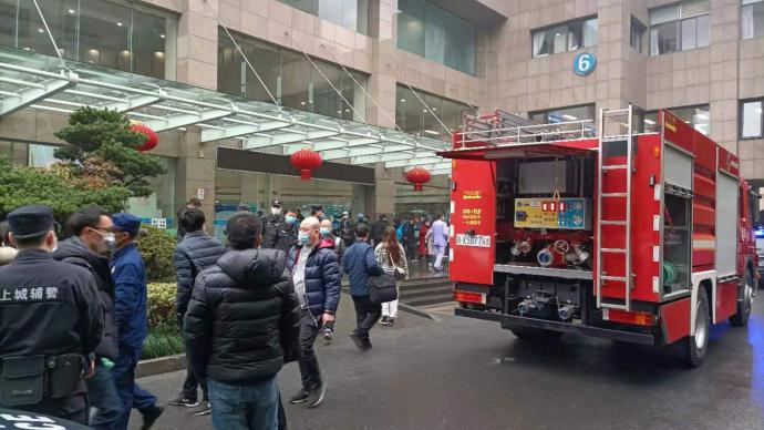 杭州公安：浙医一院发生一起疑似爆炸物爆燃事件，4人受伤